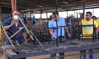 Privados de Libertad reparan sillas para las escuelas del pas como parte del proyecto Mi Silla Primero