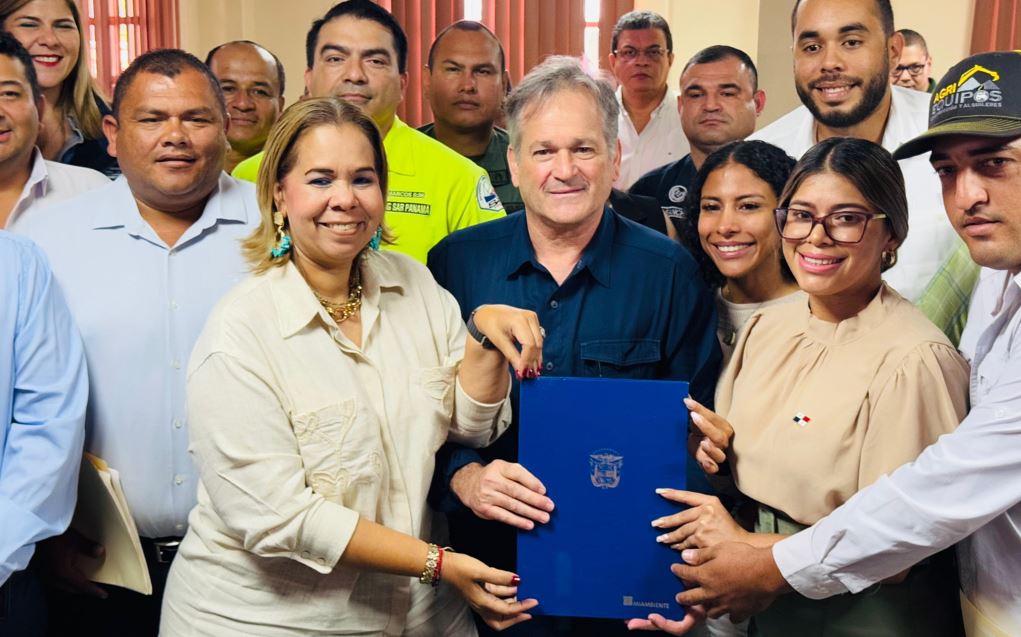 Navarro entrega orden de proceder por $1 milln para reparar va a la cima del Volcn Bar