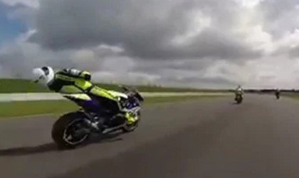 Piloto qued inconsciente a bordo de su motocicleta en plena carrera
