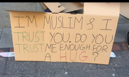 Musulmn pide abrazos en las calles de Manchester