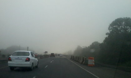 Espesa niebla dificulta trnsito en Autopista
