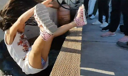 Nia es arrastrada por len marino al agua