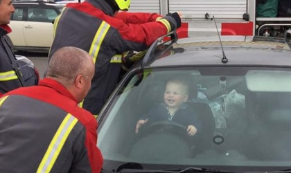 La increble reaccin de un beb encerrado en el coche