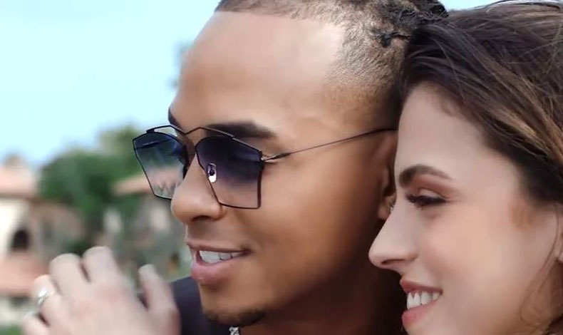 Ozuna lanz el videoclip de Comntale junto a Akon