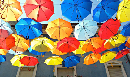 Sobre paraguas y mala suerte: los orígenes de una superstición que llega  con la lluvia