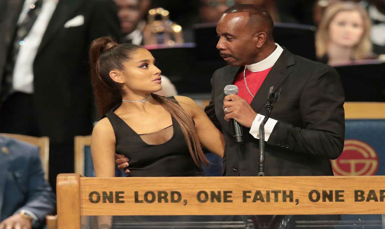 Pastor se disculp por manosear a Ariana Grande durante despedida a Aretha Franklin