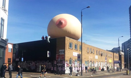 Un pecho gigante apareci en las calles de Londres