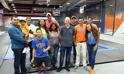 Un grupo de periodistas, asistieron al Summit Trampoline Park de Panam Oeste