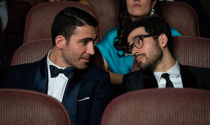 Poncho Herrera y Miguel ngel Silvestre protagonizan sesin de besos en la playa