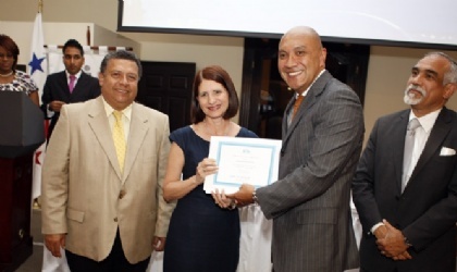 Primera Dama entrega reconocimientos a empresas benefactoras del  programa: Operation Walk