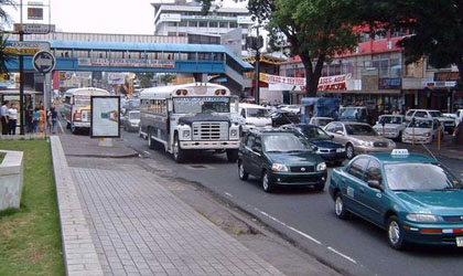 En espacios revitalizados y acera ser prohibido  el estacionamiento de vehculos