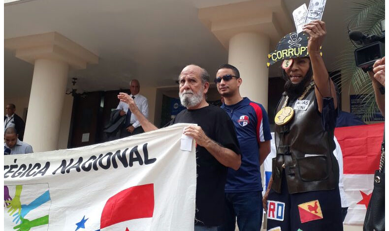 Protestan en las escalinatas de la CSJ