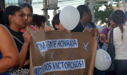 Protestan en contra del allanamiento de la sede Mosack Fonseca