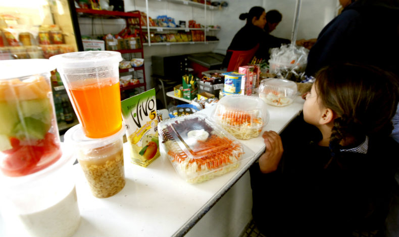 Descubren venta de alimentos no autorizados en Quioscos escolares