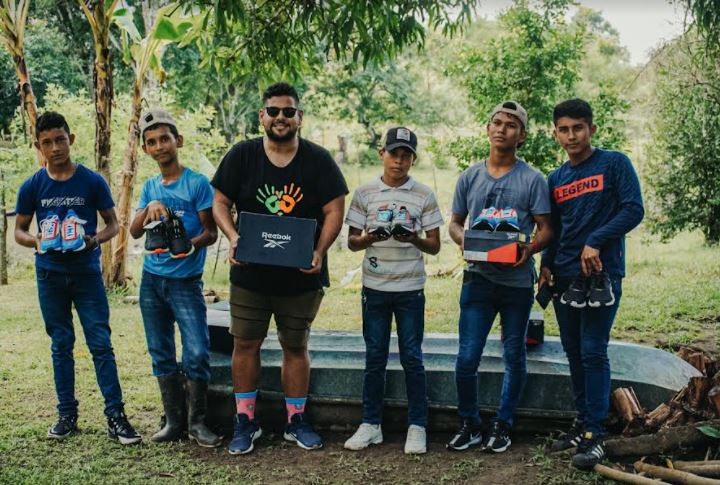 Reebok donó 100 zapatillas a comunidad de Chepo