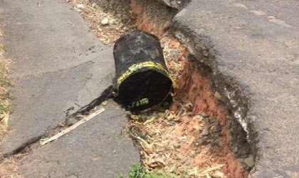 Comunidades de Cerro Azul esperan que el MOP repare la carretera