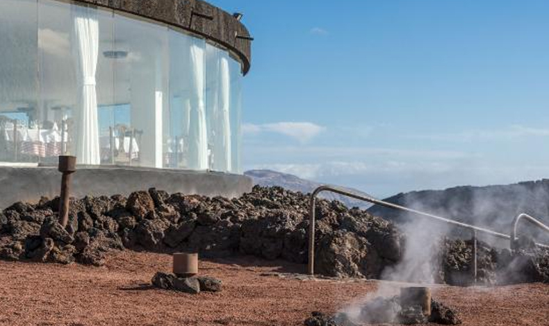 Un restaurant construido en la cima de un volcn