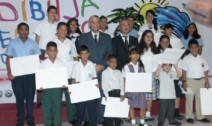 Premian a los nios del Concurso de Dibujo El Carro de tus Sueos