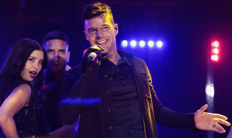 Ricky Martin se convierte en cupido para pedida de  mano en su show