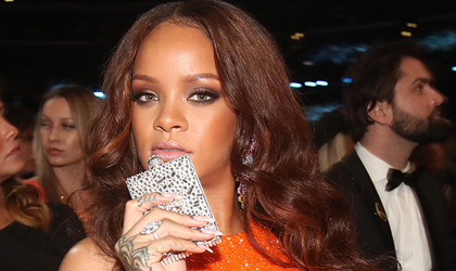 Rihanna sac su petaca en los Grammys