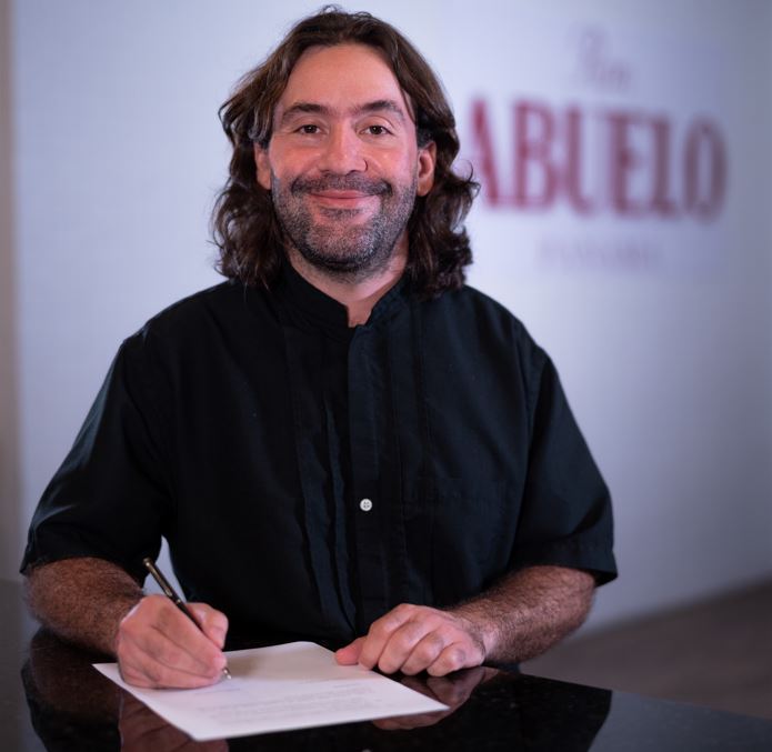 Ron Abuelo y el reconocido chef Mario Castrelln se unen para impulsar gastronoma panamea en el mundo