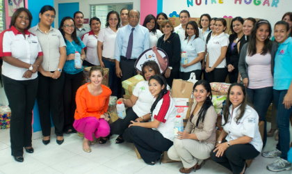 Voluntarios del Grupo Corporativo Prez en campaa Los Nios Primero