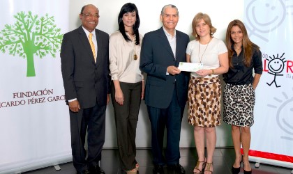 La Fundacin Ricardo Prez Garca contribuye con la niez haciendo entrega de un donativo