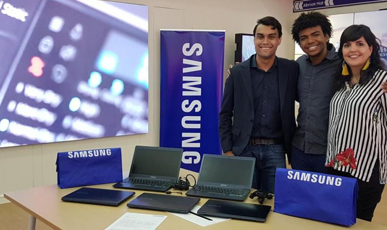 Samsung entrega computadoras porttiles a Ayudinga
