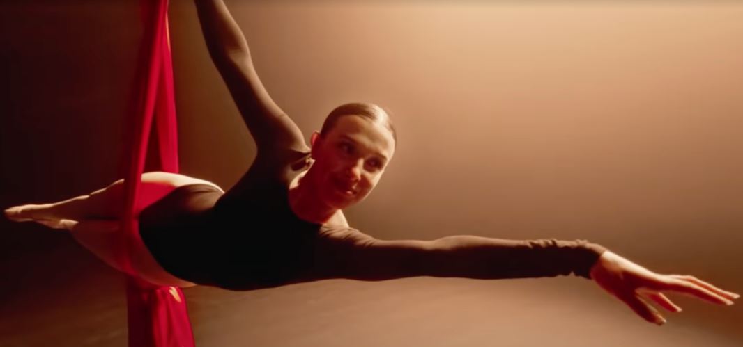 Con su Galaxy S22 Ultra, Millie Bobby Brown plasm su historia sobre la madurez en un cortometraje