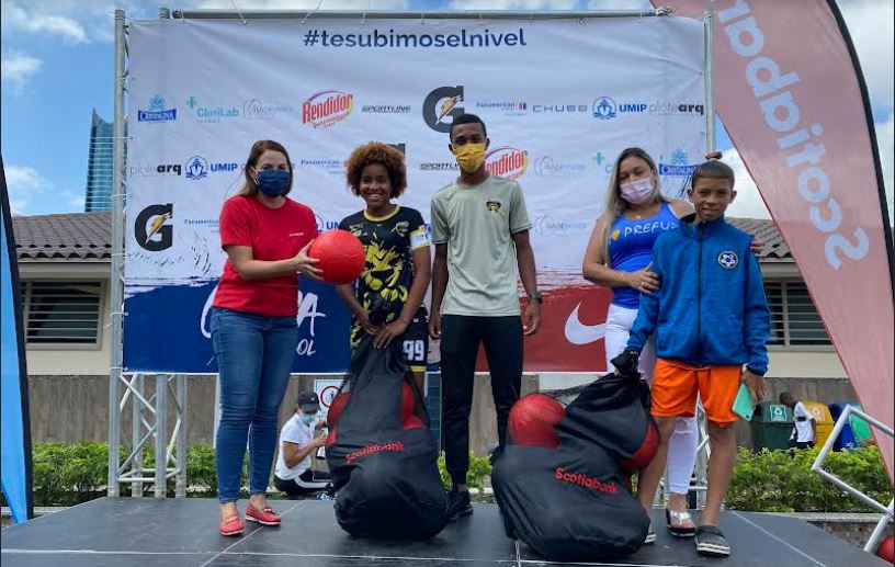 9 escuelas de ftbol se beneficiarn con los  balones rojos indestructibles de Scotiabank