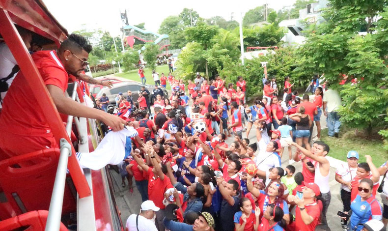 Paname�os recibieron con orgullo y amor a la selecci�n de f�tbol