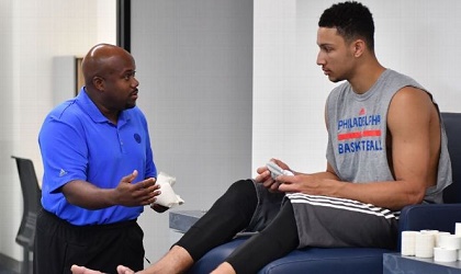 Simmons se fractur el pie derecho
