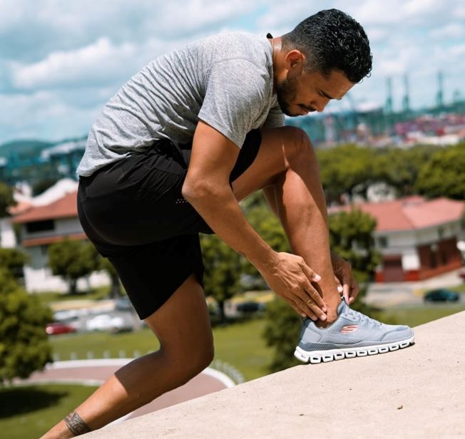 Estilos imprescindibles de Skechers para papás activos