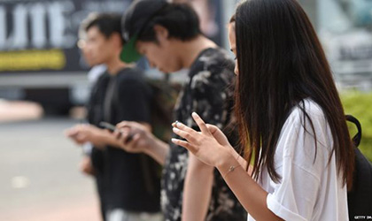 Quieren prohibir el uso del telfono al cruzar la calle en esta ciudad