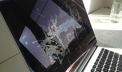 Usuarios de Apple denuncian el staingate en las pantallas de la MacBook