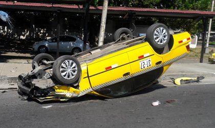 Un taxi se vuelca en el corregimiento de Cristbal