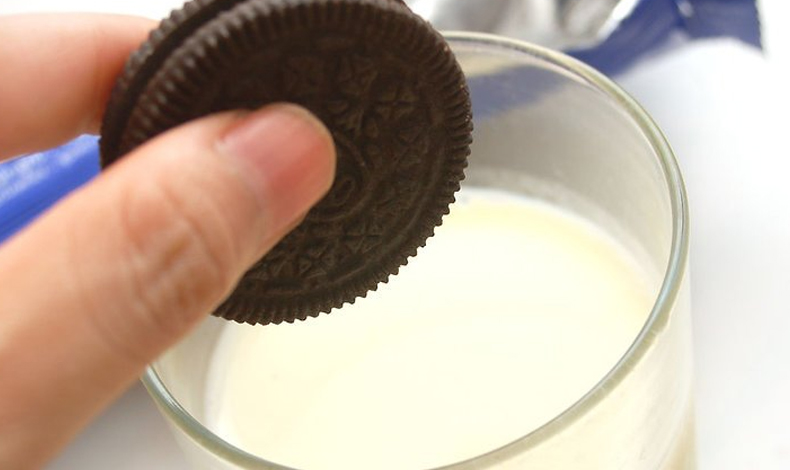 Segn la ciencia, este es el tiempo perfecto para mojar tus Oreos en leche