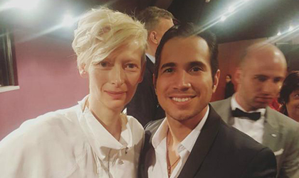 Elmis Castillo posa junto a Tilda Swinton en el Festival de Cannes