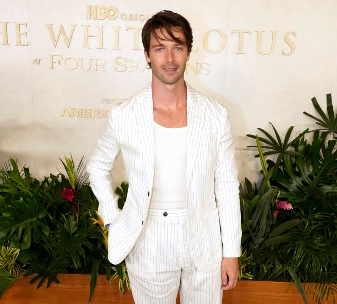 Patrick Schwarzenegger toma el centro del escenario en Tommy Hilfiger en el evento final de la temporada 3 de the White Lotus en California