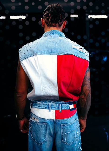 Lewis Hamilton luce Custom Tommy Hilfiger en el gran premio de Abu ...
