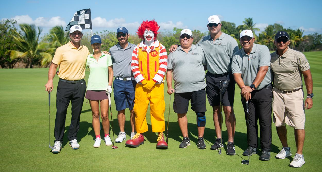 Jugando en el Green para recibir con amor a familias necesitadas