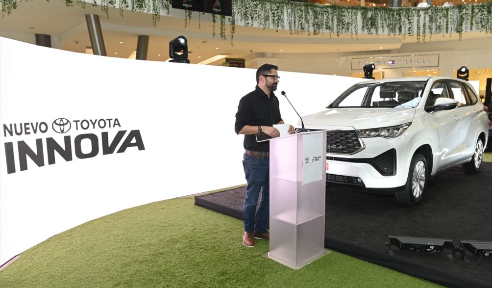 Ricardo Prez, presenta la nueva generacin de Toyota Innova