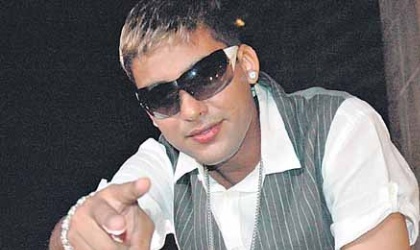Makano canta a todas estas mujeres que son traicioneras al estilo bachata