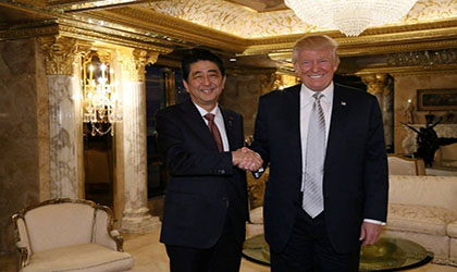 Donald Trump, un encuentro informal con el primer ministro japons