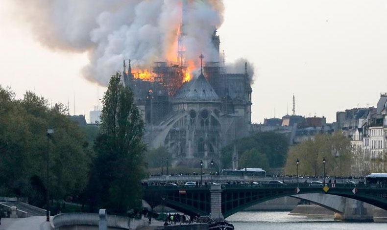 ltima hora! Se registra incendio en la catedral de Notre Dame de Pars