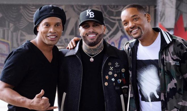 Nicky Jam, Will Smith y Ronaldinho patean balones