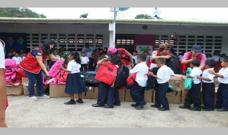 tiles escolares son donados a nios de Vaquilla