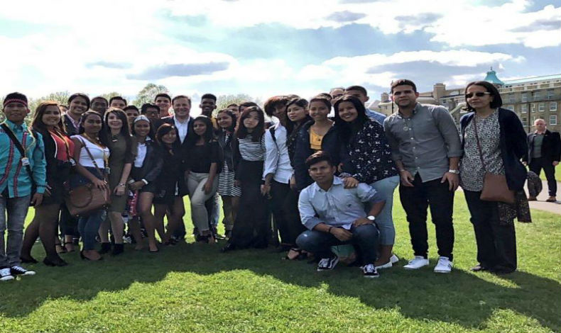 Varela realiza visita a estudiantes de Panam Blinge en Cambridge