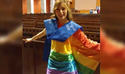 Chica us un vestido con la bandera gay en su graduacin para llevar un gran mensaje