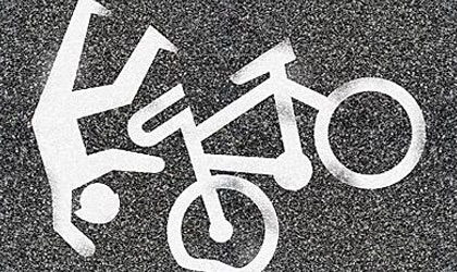 Una persona muri� luego de colisionar con un veh�culo mientras iba en su bicicleta